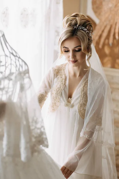 Blonde Bride Dalam Jubah Berpose Untuk Kamera Melihat Gaun Pengantinnya — Stok Foto