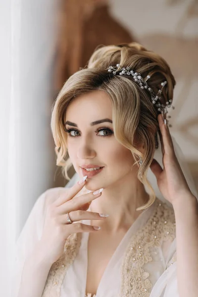 Blonďatá Nevěsta Elegantním Účesem Čelenkou Županu Pózující Dívající Kamery Dotýkající — Stock fotografie