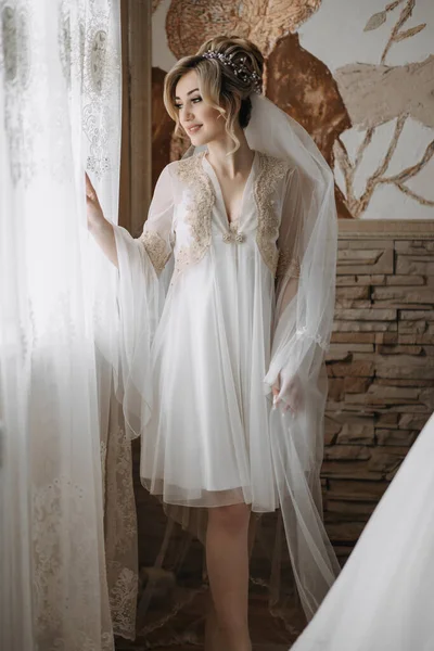 Eine Braut Mit Eleganter Frisur Und Diadem Morgenmantel Steht Fenster — Stockfoto