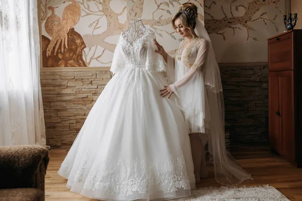 Blond Brud Morgonrock Poserar För Kameran Tittar Sin Bröllopsklänning Elegant — Stockfoto