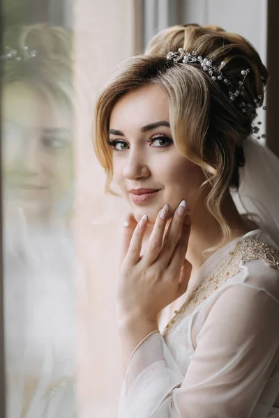 Blonde Braut Mit Eleganter Frisur Und Diadem Robe Posierend Die — Stockfoto