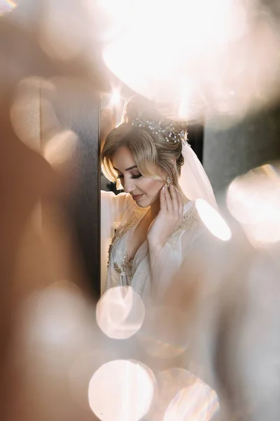 Blonde Braut Posiert Robe Und Diadem Hochzeitsporträt Reflexionen Und Reflexionen — Stockfoto