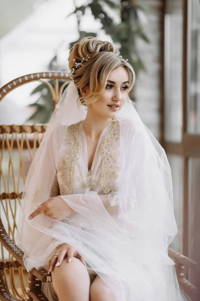 Egy Szőke Menyasszony Egy Fából Készült Székben Köntösben Hosszú Fátyolban — Stock Fotó
