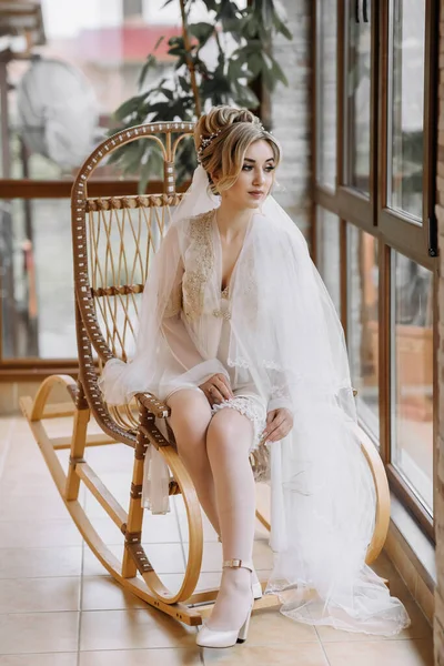 Eine Blonde Braut Sitzt Einem Holzstuhl Sie Trägt Ein Gewand — Stockfoto