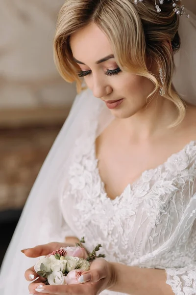 Hochzeitsdetails Die Braut Weißen Kleid Hält Die Hochzeitsboutonniere Des Bräutigams — Stockfoto