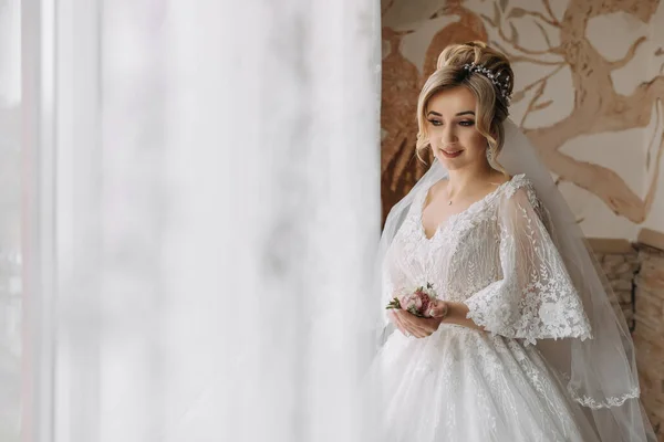 Rincian Pernikahan Pengantin Wanita Dengan Gaun Putih Memegang Boutonniere Pengantin — Stok Foto