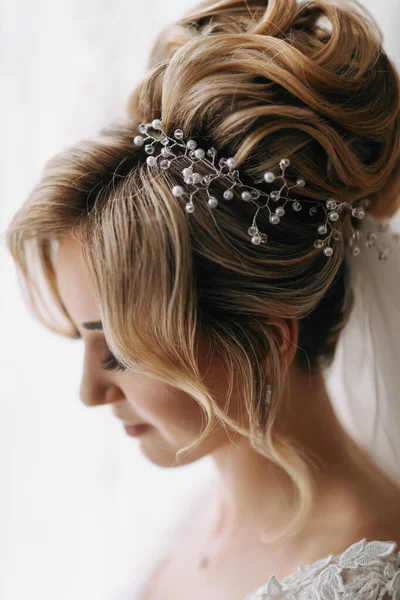 Bruiloft Details Foto Van Een Elegante Kapsel Van Een Blonde — Stockfoto