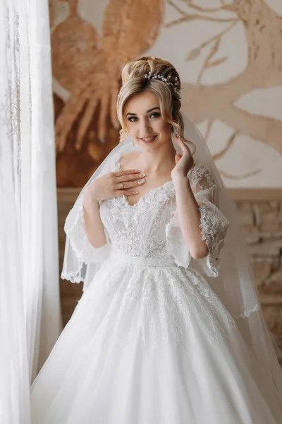 Eine Blonde Braut Weißem Kleid Und Langem Schleier Posiert Fenster — Stockfoto