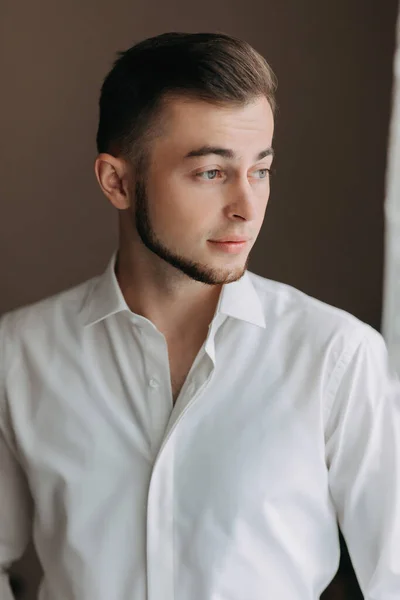 Retrato Hombre Joven Elegante Con Una Camisa Blanca Posa Mirando — Foto de Stock