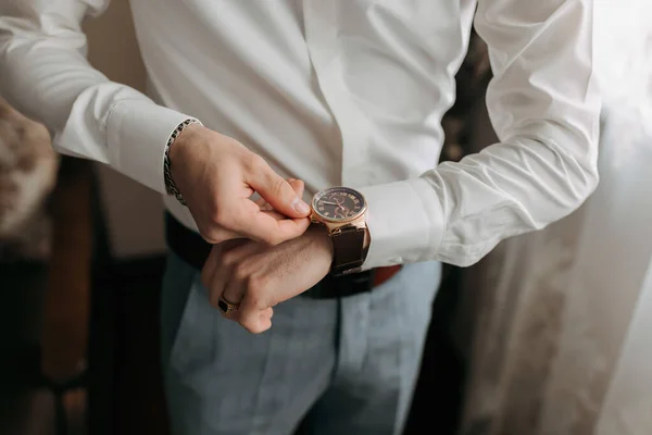 Λεπτομέρειες Ένας Άντρας Λευκό Πουκάμισο Βάζει Ένα Ρολόι Στο Χέρι — Φωτογραφία Αρχείου