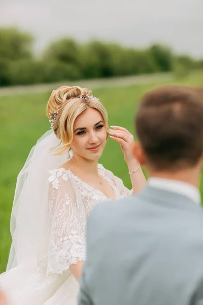 Foto Der Braut Die Den Bräutigam Vor Dem Hintergrund Einer — Stockfoto