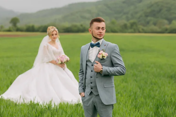Retrato Noiva Noivo Noivo Está Frente Noiva Ajustando Seu Casaco — Fotografia de Stock