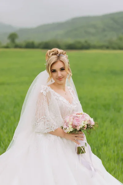 Ritratto Della Sposa Sposa Piedi Abito Bianco Velo Con Bouquet — Foto Stock