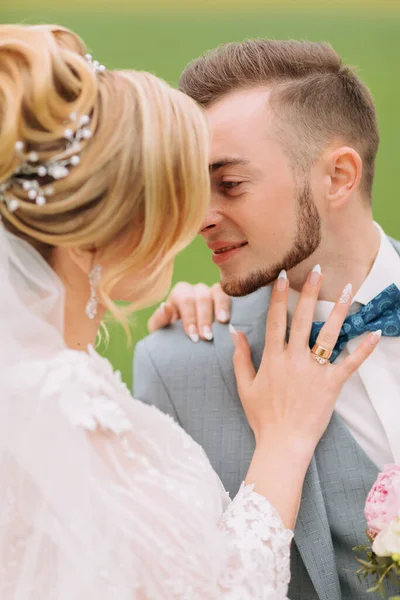 Friss Házasok Egy Zöld Mezőn Állnak Csókolóznak Menyasszonynál Csokor Van — Stock Fotó