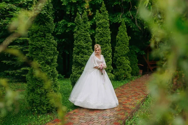 Široký Portrét Nevěsty Nevěsta Stojí Bílých Šatech Závoji Kyticí Pozadí — Stock fotografie