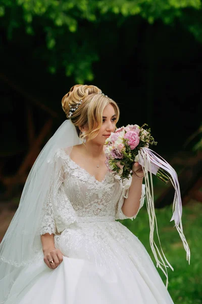 Breites Porträt Der Braut Die Braut Steht Einem Weißen Kleid — Stockfoto