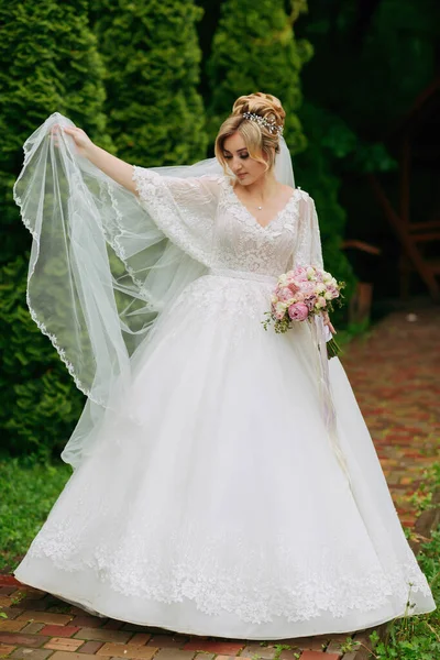 Wide Portrait Bride Bride Standing White Dress Veil Bouquet Background — Stock Photo, Image