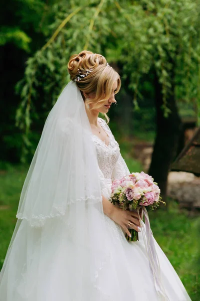 Wide Portrait Bride Bride Standing White Dress Veil Bouquet Looking — Stock Photo, Image