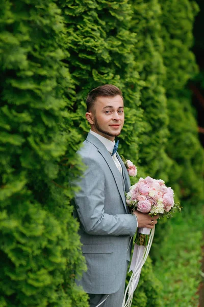 Portrait Groom Standing Background Green Trees Holding Wedding Bouquet Pink — Stock Photo, Image