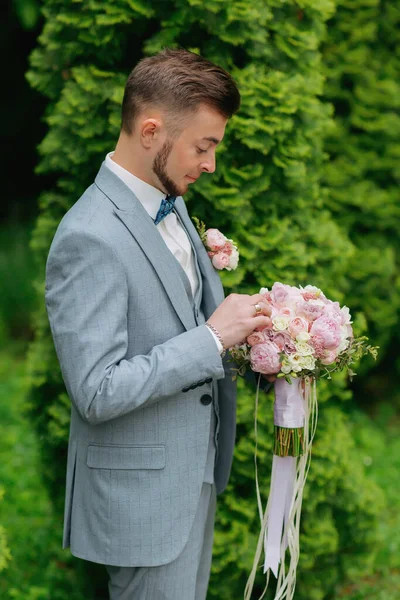 Portrait Groom Standing Background Green Trees Holding Wedding Bouquet Pink — Stock Photo, Image