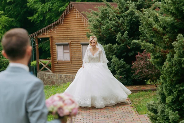 Esküvő Természetben Menyasszony Találkozik Vőlegénnyel Fák Egy Faház Hátterében Stílusos — Stock Fotó