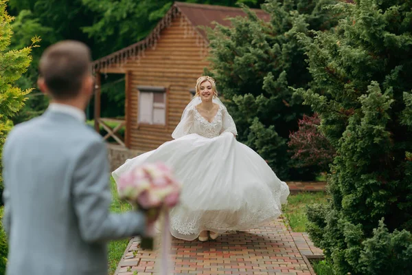 Bruiloft Natuur Bruid Gaat Bruidegom Tegemoet Tegen Achtergrond Van Bomen — Stockfoto