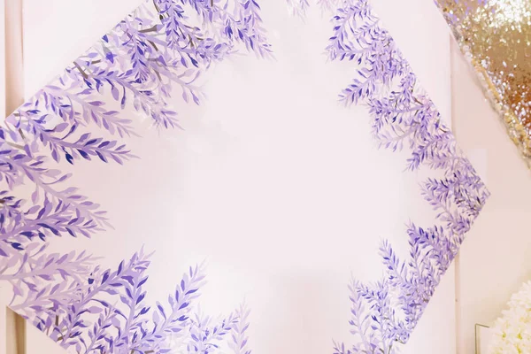 Большой Светлый Зал Украшенный Белыми Цветами Фиолетовым Узором Молодоженов Декор — стоковое фото