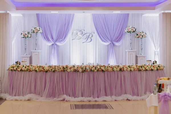 Brudens Och Brudgummens Bröllopsbord Dekorerat Med Blommor Gjort Lila Blommor — Stockfoto