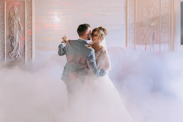 新郎新娘和他们的第一支舞 在优雅的餐厅里举行的婚礼 有着美妙的灯光和氛围 — 图库照片
