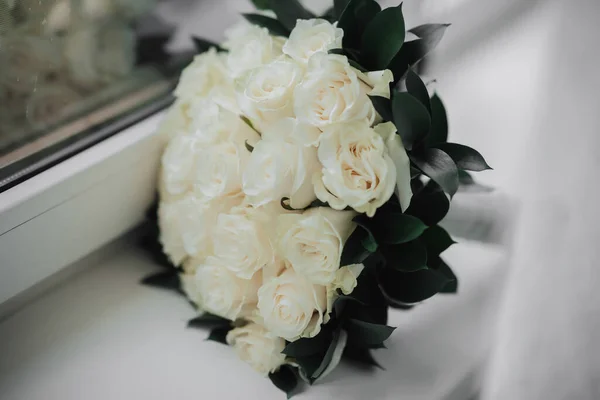一束白色的玫瑰和绿色的花 背景是白色的 一张漂亮的照片和婚礼的细节婚礼当天 天亮了 — 图库照片