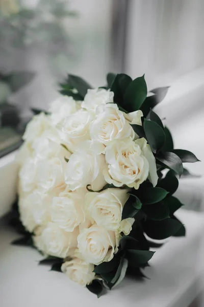 Ramo Rosas Blancas Vegetación Sobre Fondo Blanco Una Hermosa Foto — Foto de Stock