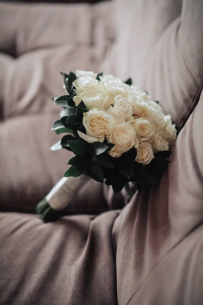 一束浅褐色背景的白玫瑰和绿叶 一张漂亮的照片和婚礼的细节婚礼当天 阴影与光明 — 图库照片