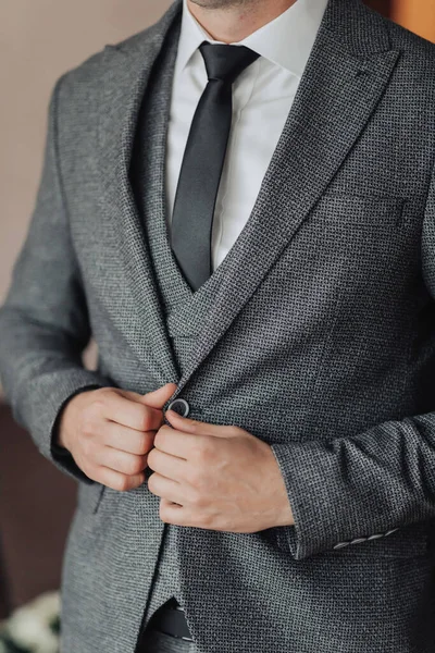 剪裁照片一个时髦的男人调整他的夹克 前面的景色一个时髦的手表 男人的风格 — 图库照片