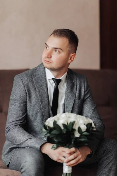 Porträt Ein Mann Weißem Hemd Schwarzer Krawatte Und Grauem Anzug — Stockfoto