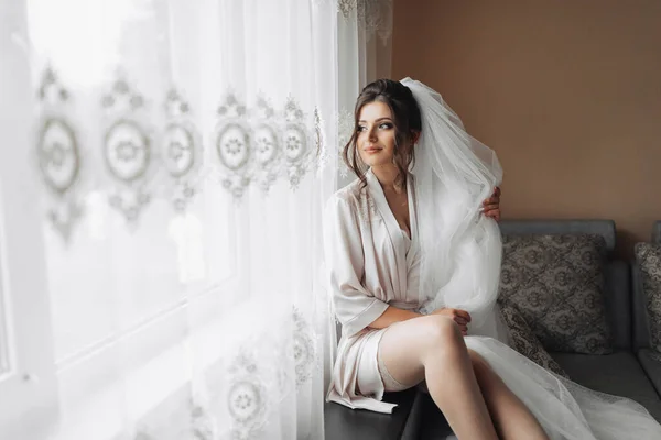 Porträt Der Braut Eine Brünette Braut Sitzt Morgenmantel Auf Einem — Stockfoto