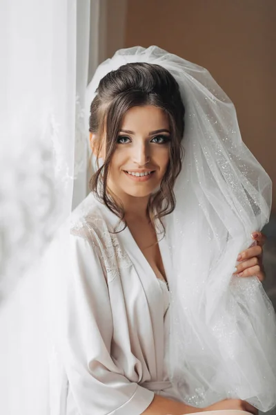 Портрет Невесты Брюнетка Невеста Халате Позирует Держит Свою Объемную Белую — стоковое фото