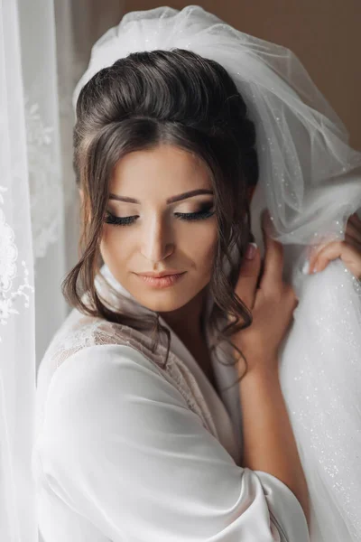 Retrato Noiva Uma Noiva Morena Vestido Vestir Posando Segurando Seu — Fotografia de Stock