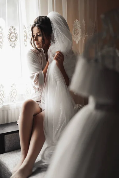 Retrato Noiva Uma Noiva Morena Vestido Vestir Senta Atrás Manequim — Fotografia de Stock