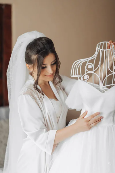 Brünette Braut Einer Robe Posiert Für Die Kamera Und Betrachtet — Stockfoto