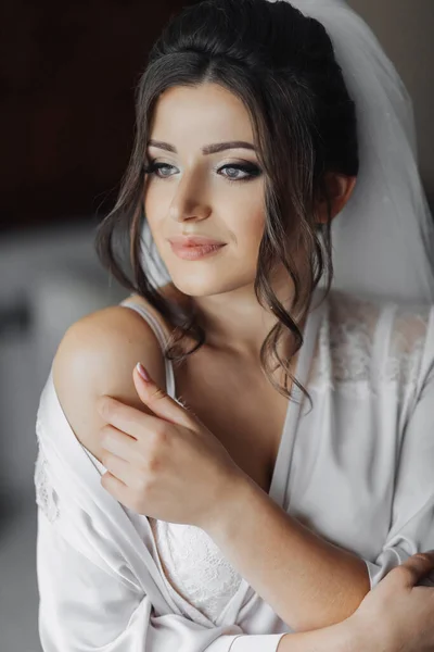 Brünette Braut Einer Robe Posiert Für Die Kamera Schaut Zur — Stockfoto