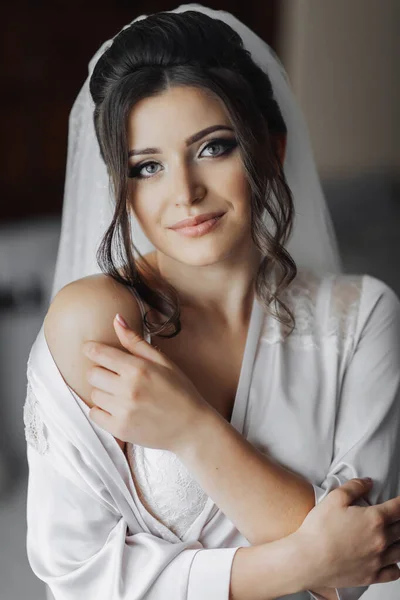 Brünette Braut Einer Robe Posiert Für Die Kamera Und Schaut — Stockfoto