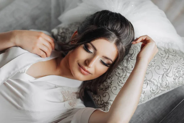Brunette Bride Dressing Gown Posing Camera While Lying Gray Sofa — Stock Photo, Image