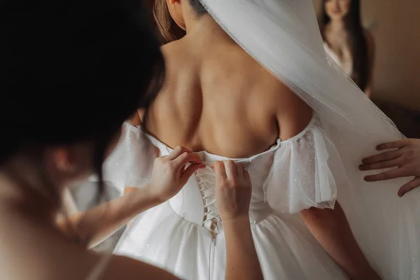 Gelinin Dostları Gelinin Beyaz Şehvetli Elbisesini Takıyor Dikiz Aynası Omuzlarını — Stok fotoğraf