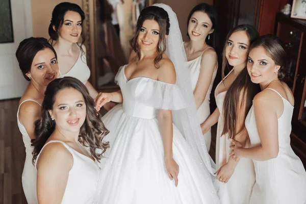 Портрет Невесты Друзьями Невеста Объемном Белом Платье Красивые Друзья Белых — стоковое фото