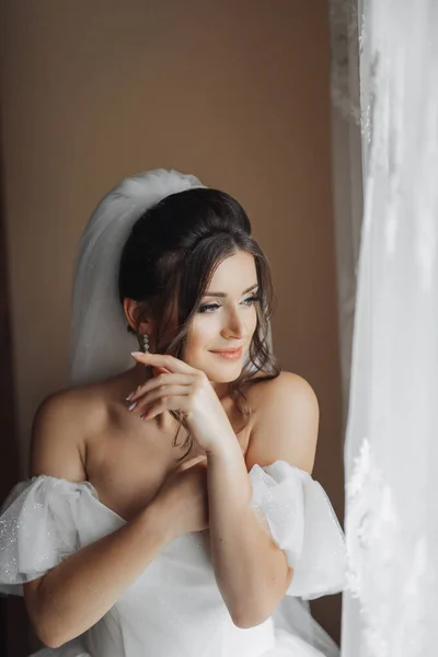 Una Sposa Bruna Abito Bianco Tiene Suoi Splendidi Riccioli Guarda — Foto Stock