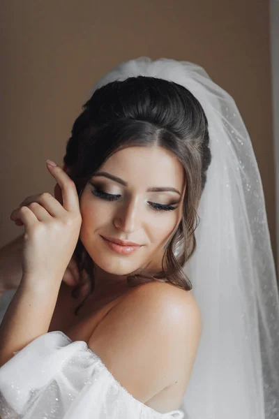 Uma Noiva Morena Vestido Branco Segura Seus Cachos Lindos Olha — Fotografia de Stock