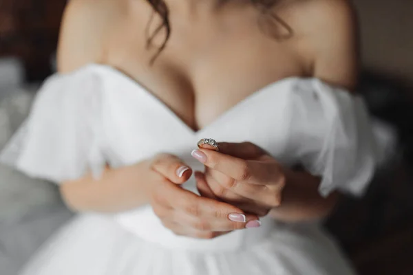 Брюнетка Наречена Білій Сукні Тримає Срібне Обручку Французький Манікюр Відкриті — стокове фото