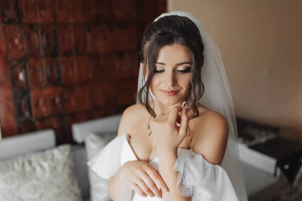 Uma Noiva Morena Vestido Branco Mantém Sua Aliança Casamento Prata — Fotografia de Stock
