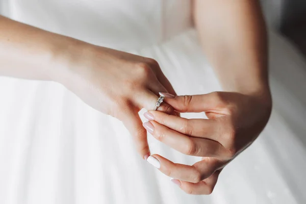 Eine Brünette Braut Einem Weißen Kleid Zieht Ihren Silbernen Ehering — Stockfoto