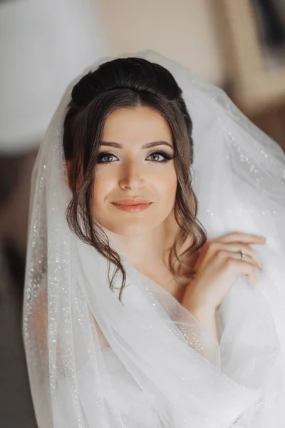 Brunette Bride White Dress Posing Wrapped Her Voluminous Veil Open — Stock Photo, Image